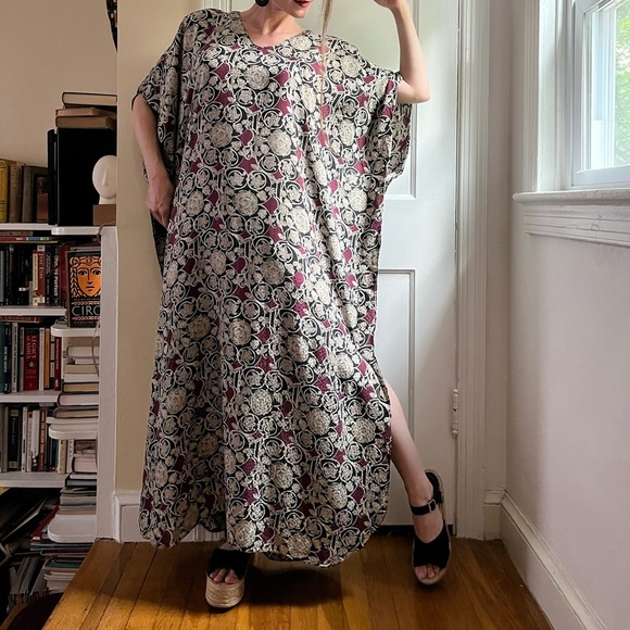Adrianna Papell 100% Silk Caftan Black Tan Maroon Print One Size Kaftan Vintage - Picture 8 of 16